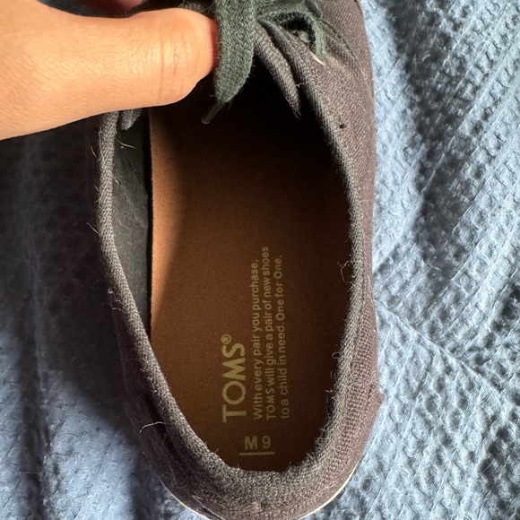 Men’s Toms - Picture 2 of 4